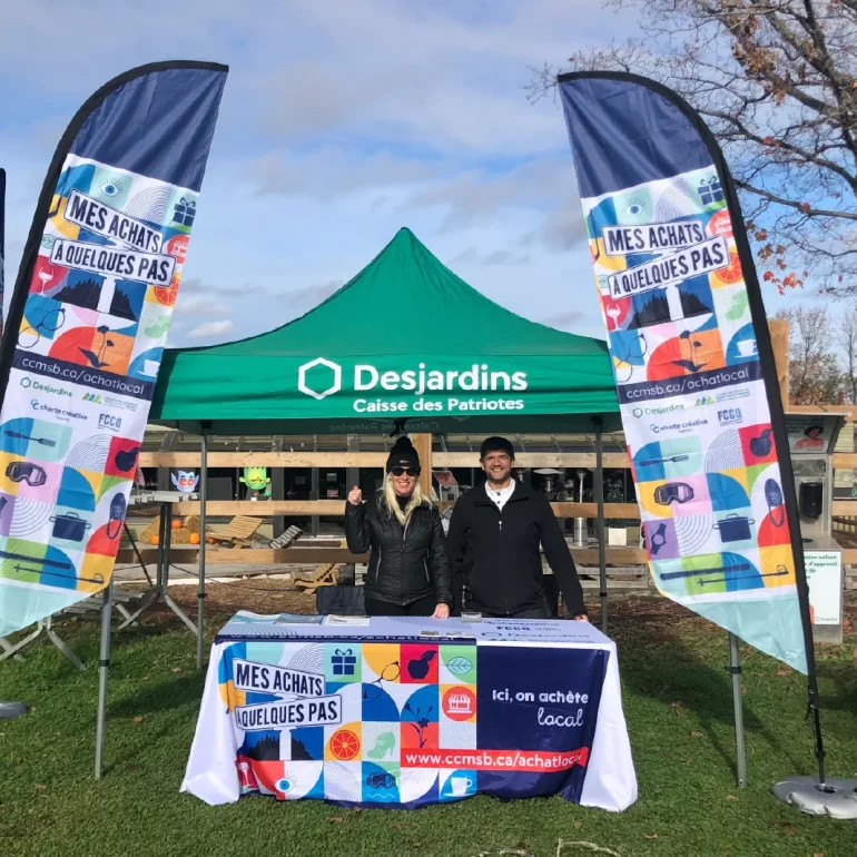 Kiosque promotionnel avec nappe et beachflags – Mes achats à quelques pas